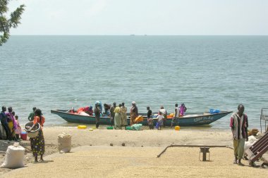 Ruanda insanlar gisenyi, Ruanda kivu Gölü kıyısında yeni bir balık yakalamak için bekleyin..