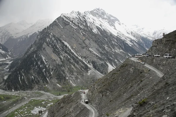 Dangerous winding road near Zoji La Pass, Indian Kashmir. — Stock Photo, Image