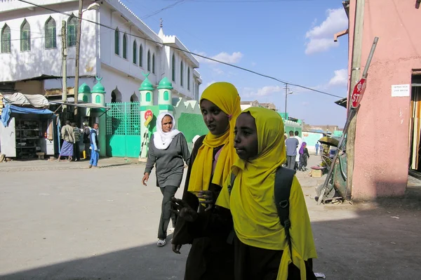 埃塞俄比亚女孩步行到 madrasa （伊斯兰学校或大专） 在埃塞俄比亚哈勒尔 — 图库照片