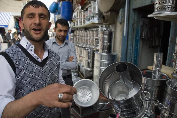 Turecki Człowiek pokazuje Samowary na sprzedaż w jego sklepie, van, Turcja. — Zdjęcie stockowe