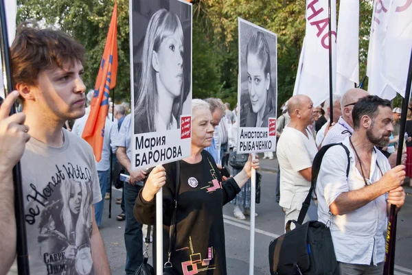 Folk holder plakater med portretter av politiske fanger på et møte i Moskva, Russland . – stockfoto