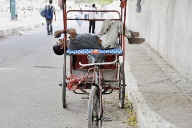 Rickshaw man onun rikshaw Delhi, Hindistan dayanmaktadır.