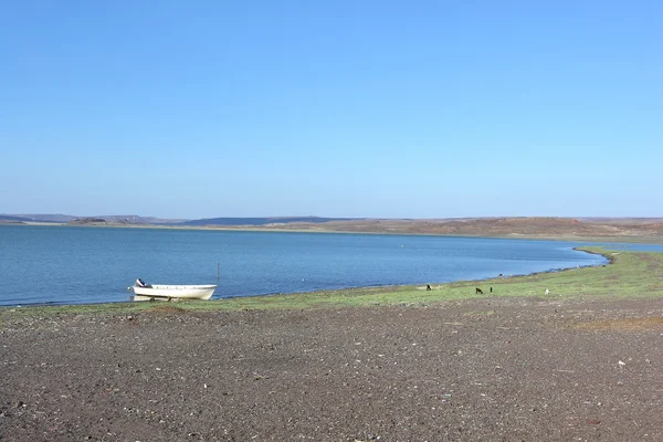 Blick auf den türkisblauen See mit weißem Boot im Vordergrund, Nordkenia. — Stockfoto