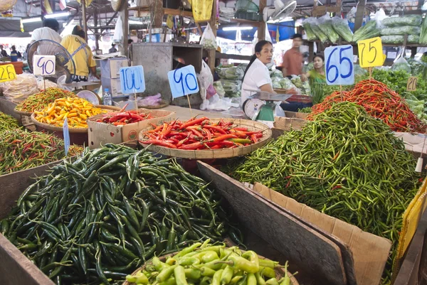 Olika typer av en chili peppar på en marknad i bangkok, thailand. — Stockfoto