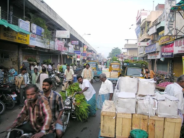 Rua movimentada com homens indianos perto do Mercado Principal em Pondicherry, Índia — Fotografia de Stock