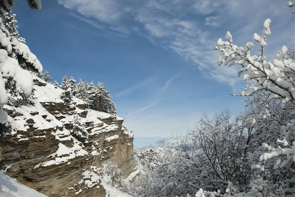 クリミア山脈の雪に覆われた崖. — ストック写真