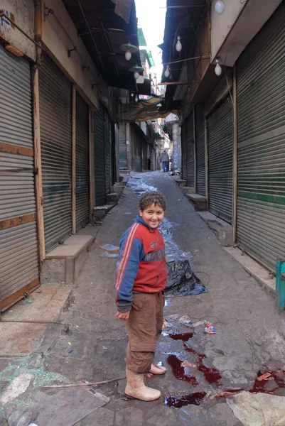 埃及男孩后庆祝倒是 bayram 在开罗，埃及的街道上. — 图库照片