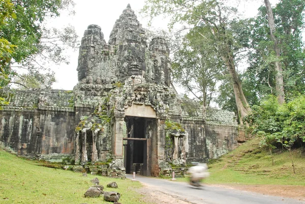 Ancient gates at Angkor Wat complex, Cambodia. — Stock Photo, Image