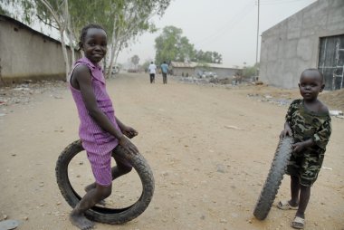 juba, Güney sudan bir sokakta Afrikalı Çocuk oyun.