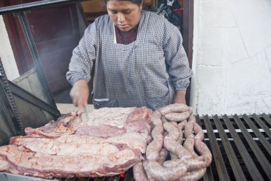 Bolivya kadın la paz, Bolivya bir sokakta geleneksel ızgara domuz yemek yapıyor..