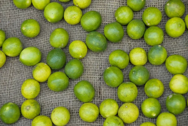 Limes on a market stall in Varanasi, India. — Stock Photo, Image