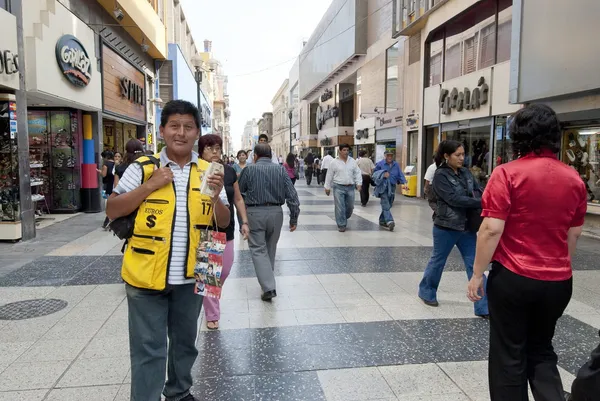 Homem peruano oferece câmbio em moeda estrangeira em uma rua em Lima, Peru . — Fotografia de Stock