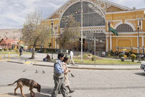 Боливийцы проходят мимо автовокзала Ла-Пас в Ла-Пасе, Боливия . — стоковое фото