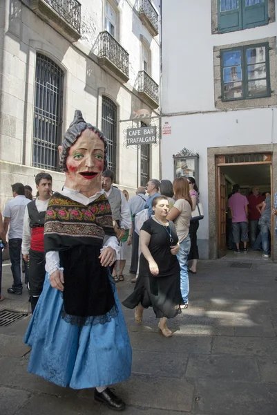 Unidentified person dressed as "cabezudo" walks on a street in Santiago de Compostela, Spain. — Stock Photo, Image