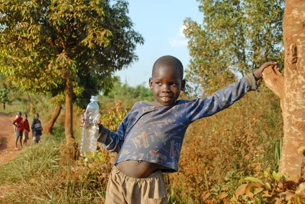 Piccolo mendicante sulla strada per Murchison Falls, vicino a Masindi, Uganda . — Foto Stock