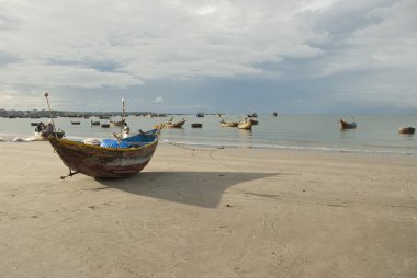 MUI ne, vietnam bir plajda geleneksel balıkçı teknesi.