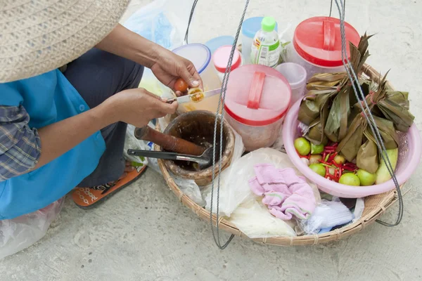 kadın Tay samet Island, Tayland tarihinde bir sokakta geleneksel bir salata yemek yapıyor..