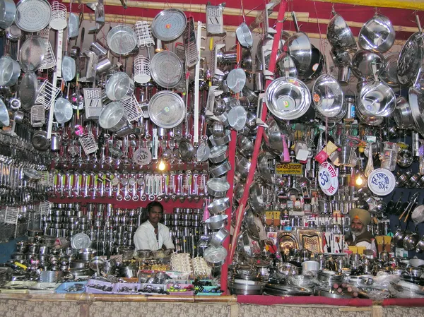 Indičtí muži prodávají jídla v centrální trh mira v gwalior, Indie. — Stock fotografie