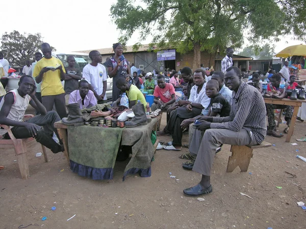 Shiners sapato esperar por seus clientes em um mercado de Juba, Sudão do Sul . — Fotografia de Stock