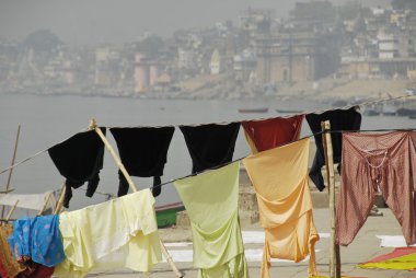varanasi, Hindistan Ganj Nehri yakınında kurutma giyim.