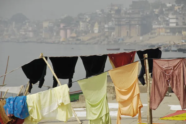 Séchage de vêtements près de Ganges River à Varanasi, Inde . — Photo