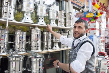Türk adam onun dükkanında van, Türkiye'de Satılık samovars gösterir.
