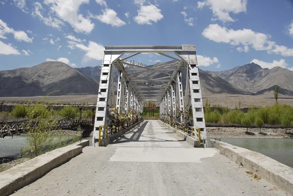 Most přes řeku indus, Ladakhu, Indie. — Stock fotografie