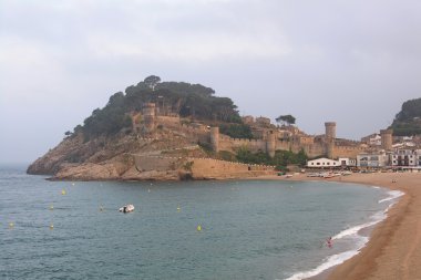 akşam görünümü Ortaçağ Kalesi tossa de Mar, İspanya.
