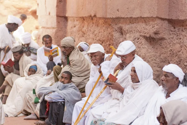 Peregrinos etíopes esperam o início da Noite de Natal Ortodoxa em 6 de janeiro de 2014 em Lalibela, Etiópia . — Fotografia de Stock