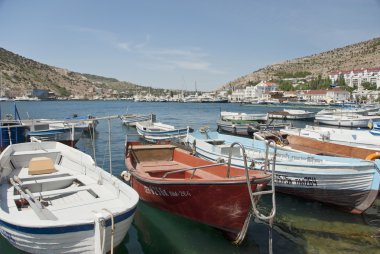 kar maskesi, Sivastopol, Kırım, Ukrayna banliyösünde dizilmiş balıkçı tekneleri.