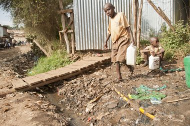 çocukları kibera, nairobi, kenya bir sokakta içme suyu al.