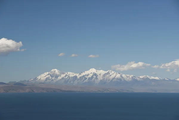 Pohled na andes horské pásmo nad jezero titicaca, Bolívie. — Stock fotografie