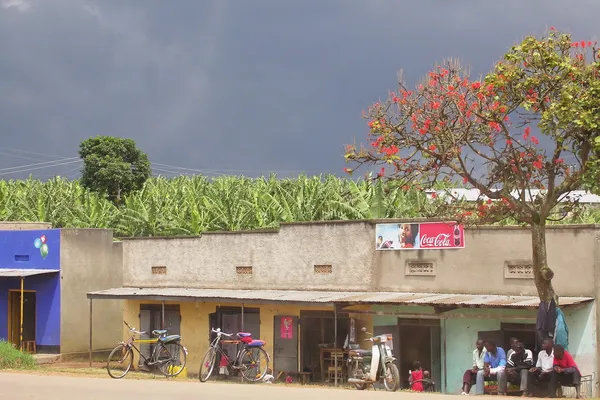 "Boda "(bicicleta cabby) esperar por seus clientes em uma estrada perto de Kabale, Uganda . — Fotografia de Stock