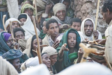 Gönüllüler Ortodoks Noel 'Den sonra hacılar için yiyecek teslim, Lalibela, Etiyopya.