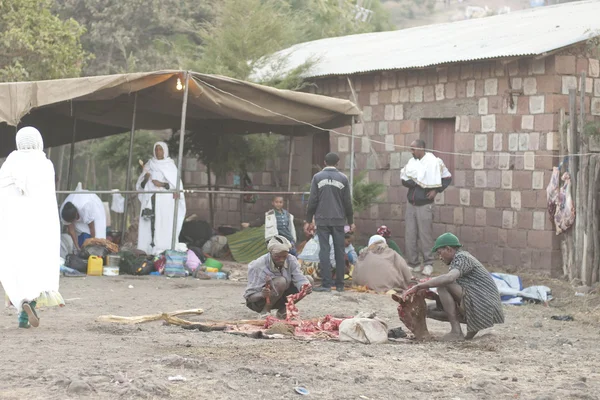Homens etíopes cortaram uma carne após a celebração do Natal Ortodoxo . — Fotografia de Stock