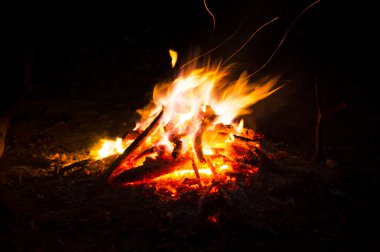 gece kamp ateşinin alevleri