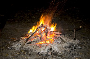 gece kamp ateşinin alevleri