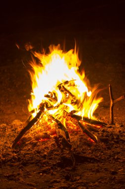 gece kamp ateşinin alevleri