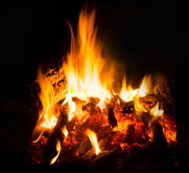 gece kamp ateşinin alevleri
