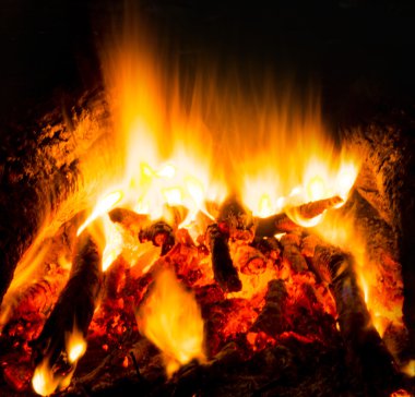 gece kamp ateşinin alevleri