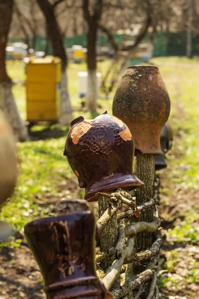 Oude traditionele kleikan hangend aan het houten hek — Stockfoto