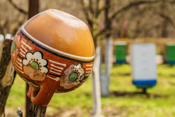 Gammal traditionell lerkruka hängande på trästaketet — Stockfoto