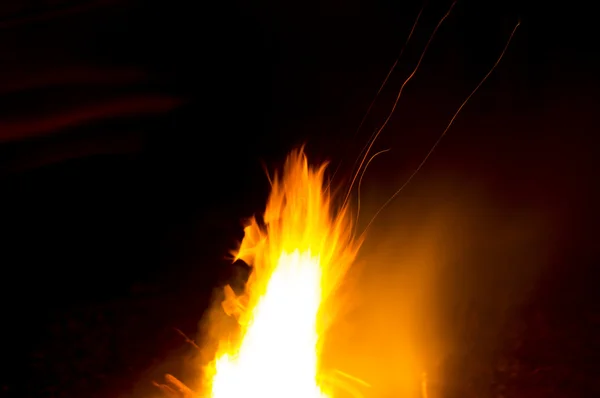Gece kamp ateşinin alevleri — Stok fotoğraf