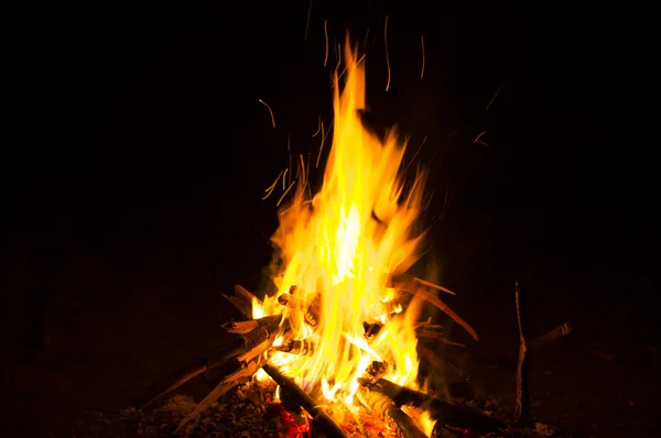 Flammen eines Lagerfeuers in der Nacht — Stockfoto