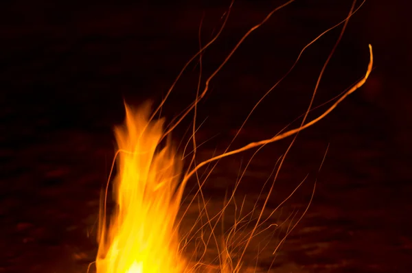 Chamas de uma fogueira na noite — Fotografia de Stock