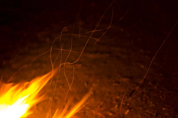 Φλόγες του ένα campfire το βράδυ — Φωτογραφία Αρχείου