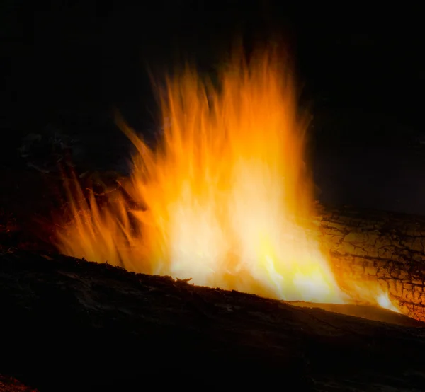 A lángok az éjszaka tábortűz — Stock Fotó