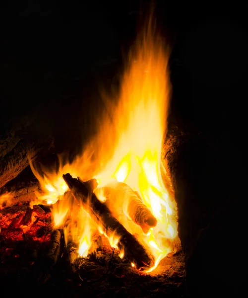 Полум'я вогню вночі — стокове фото