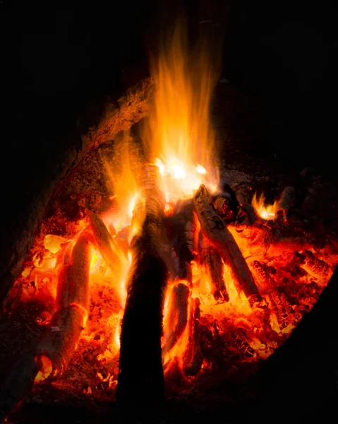 Полум'я вогню вночі — стокове фото