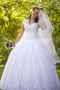 Gelin fotoğraf oturumunda yorgun